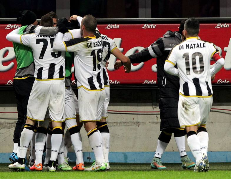Abbraccio di gruppo per l&#39;Udinese. Forte